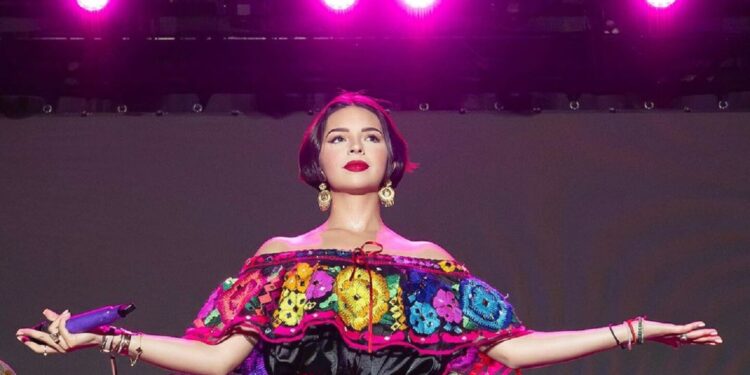 Ángela Aguilar posa con estos bellos vestidos mexicanos para conmemorar las fiestas patrias