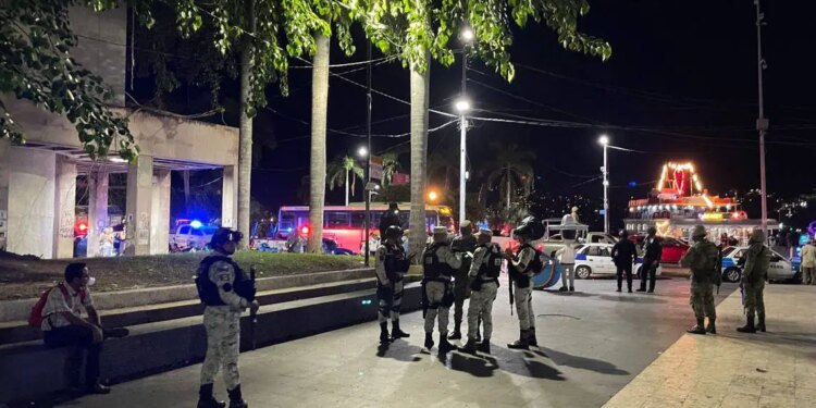 Ataque con bomba molotov hiere a 4 en Acapulco
