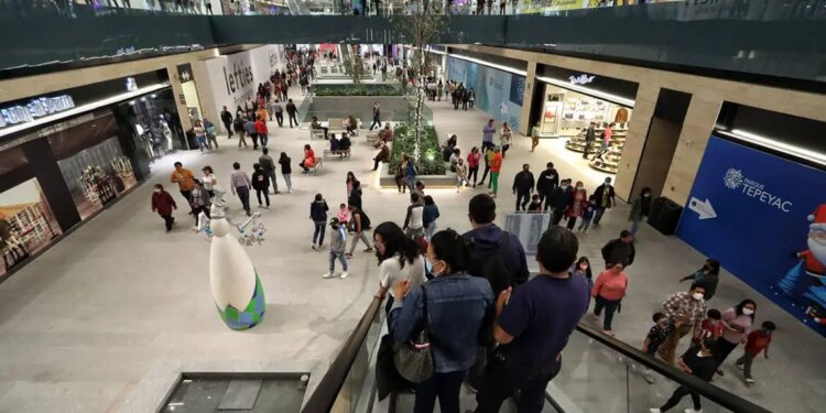 Aumenta consumo privado 0.3% mensual en junio.