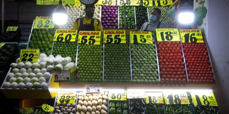 Baja de precios en materia prima afecta industria alimentaria: experto.