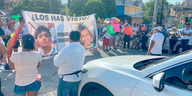 Bloqueo carretera por desaparición en Guerrero.