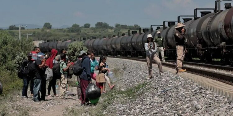 Bloqueo impide a migrantes subir a trenes