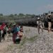 Bloqueo impide a migrantes subir a trenes