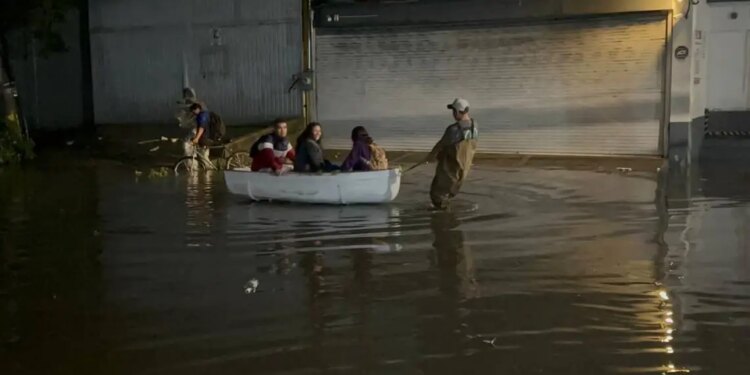Calles de Naucalpan inundadas - Noticiero Gesama