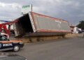 Caos en autopista por volcadura de tráiler.