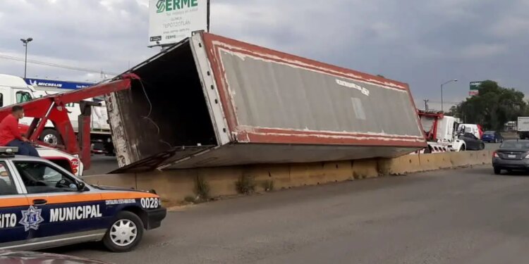 Caos en autopista por volcadura de tráiler.