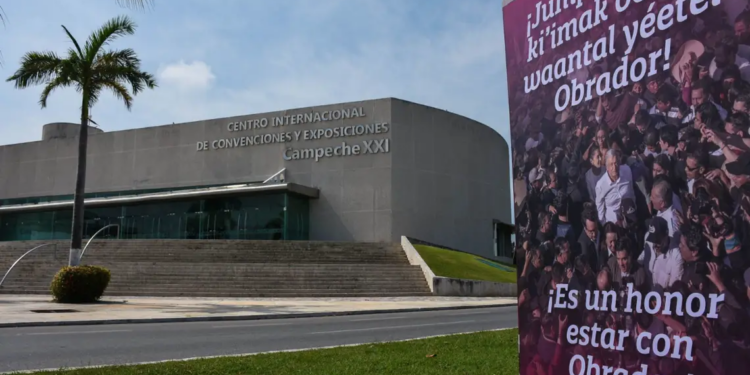 Carteles del Quinto Informe de AMLO en Campeche.