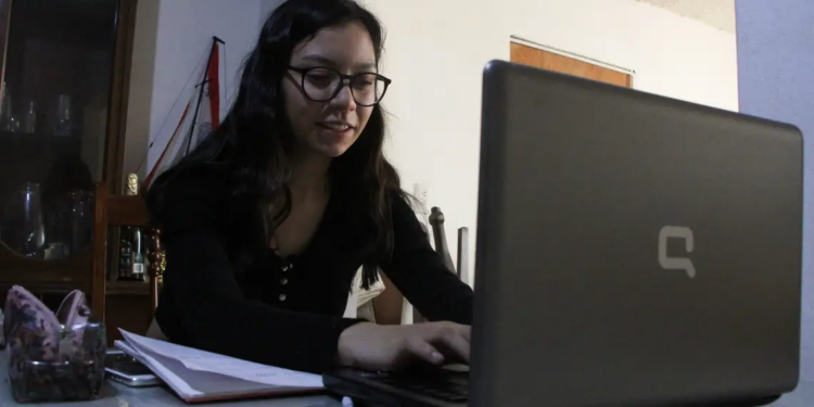 Estudio muestra reducción de brecha salarial.