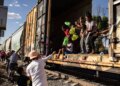 Ferromex suspende operaciones por migrantes.