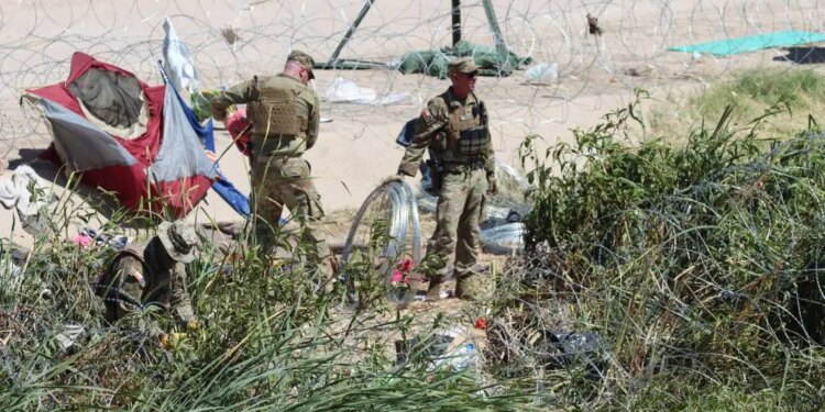 Guardia Nacional desmantela campamento de migrantes.
