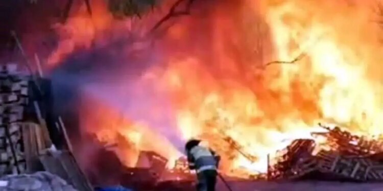 Incendio devastador destruye viviendas en Escobedo.