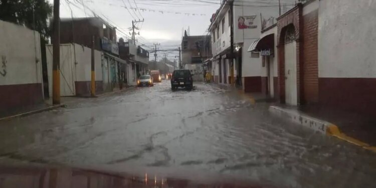 Inundación en canal de Chicoloapan por lluvias intensas.