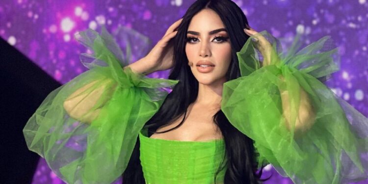 Kimberly Loaiza deja atónitos a sus fans con este sexy traje de baño de dos piezas