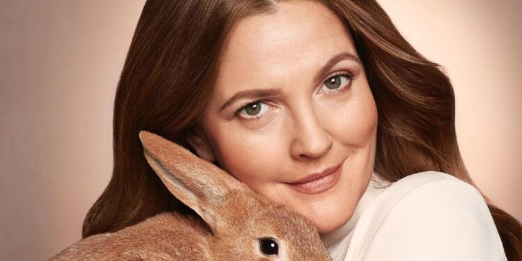 La decisión de Drew Barrymore que hizo enfurecer a los guionistas y actores de Hollywood que están en huelga