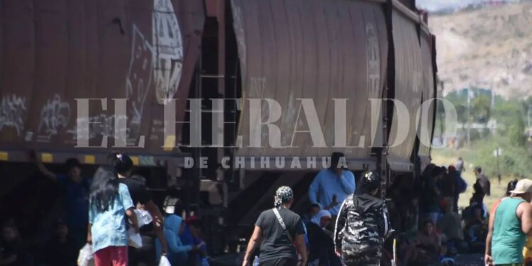 Migrantes regresan a intentar cruzar a EU.