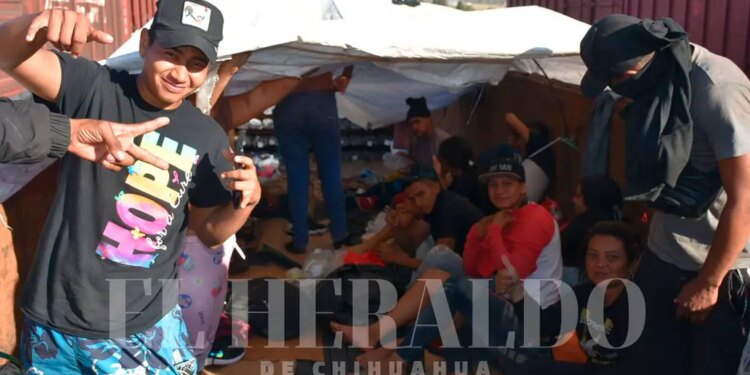 Miles de migrantes desbordan patios de Ferromex en Chihuahua