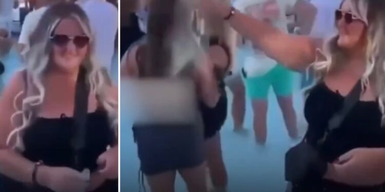 Mujer sonriente esparce cenizas de su hermano en plena alberca llena de personas