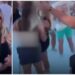 Mujer sonriente esparce cenizas de su hermano en plena alberca llena de personas