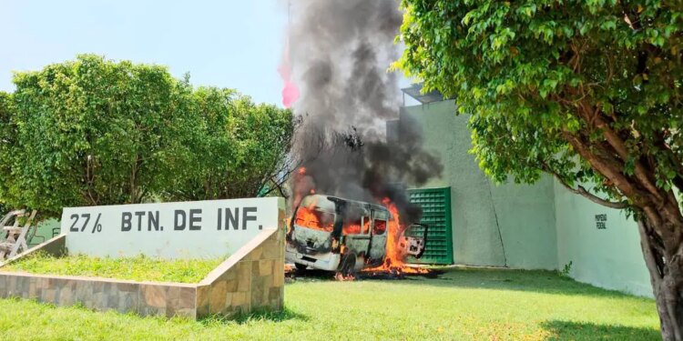 Normalistas de Ayotzinapa atacan cuartel en Guerrero.