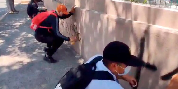 Normalistas marchan contra la FGE en Guerrero