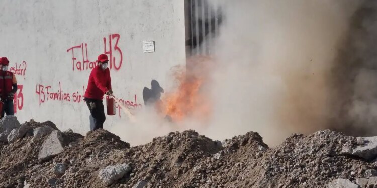 Normalistas protestan frente a Poder Judicial en Iguala - México Hoy.