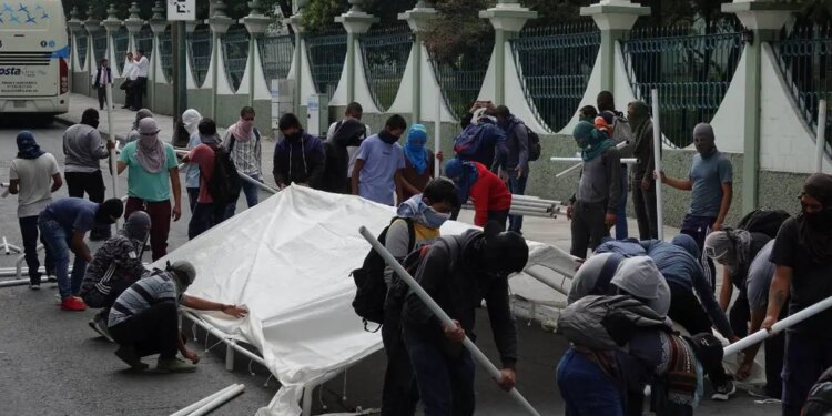 Plantón afuera del Campo Militar 1 – Protesta de los Papás de los 43 de Ayotzinapa.