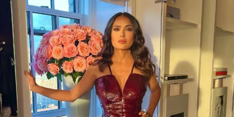 Salma Hayek presume la cercanía que tiene con su hijastro en un viaje muy mexicano