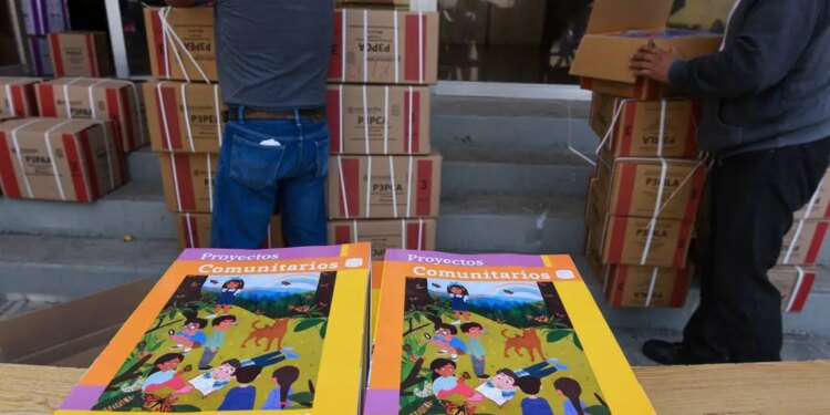 Secretaría de Educación prohíbe libros de texto