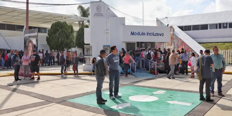 Toma CNTE Educación Michoacán y amaga marcha