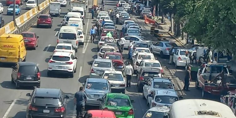 Transportistas amenazan cierre de carreteras.