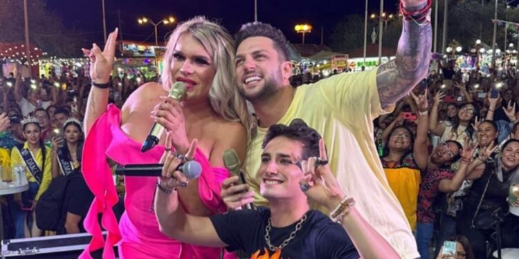 ¡Así se besaron Wendy y Nicolla en pleno espectáculo!