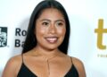 ¡Yalitza Aparicio paraliza las góndolas de Venecia con look de colegiala!