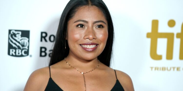 ¡Yalitza Aparicio paraliza las góndolas de Venecia con look de colegiala!