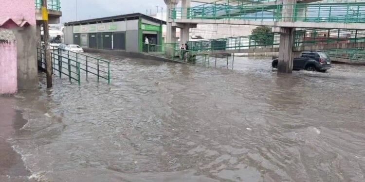 Autopista México-Pachuca inundada por lluvia