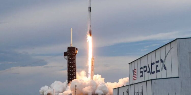 Demandan a SpaceX por discriminación salarial