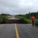 Desbordamiento del río y fractura en carretera Acapulco-Zihuatanejo.