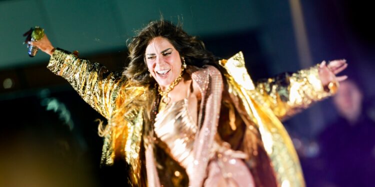 El momento en el que Gloria Trevi detuvo su concierto para pedir por las víctimas del huracán 'Otis'