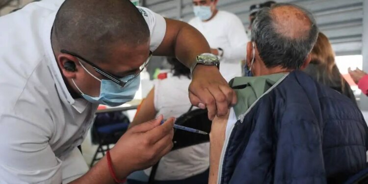 Inician vacunación Covid-19 sin informe oficial.