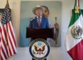 Ken Salazar apoya construcción de muro
