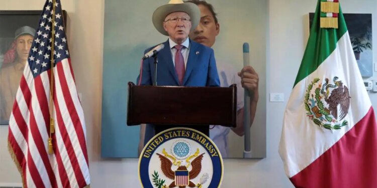Ken Salazar apoya construcción de muro