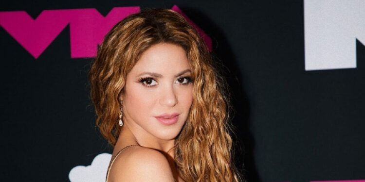 La bailarina que acusó a Shakira de malos tratos le hace una curiosa petición