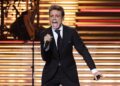 Luis Miguel recibe un sospechoso regalo en pleno concierto, ¿le hicieron brujería?