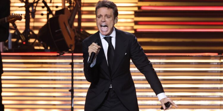 Luis Miguel recibe un sospechoso regalo en pleno concierto, ¿le hicieron brujería?
