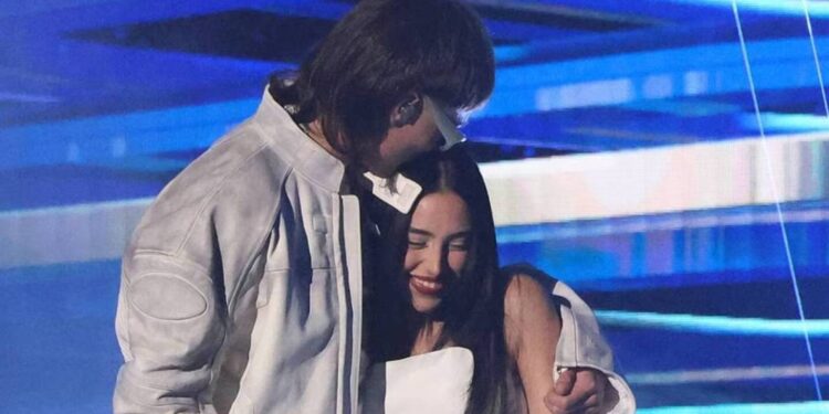 Peso Pluma y Nicki Nicole se dejan ver muy enamorados en los Premios Billboard 2023