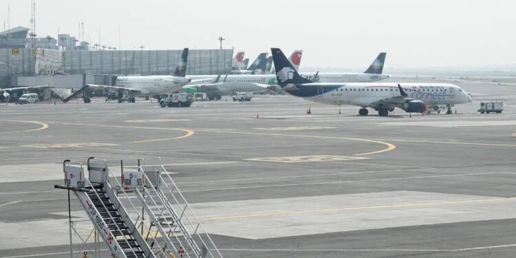 Reducción de costos en aeropuertos mediante regulación tarifaria.