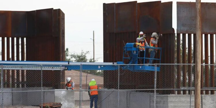 Refuerzo del muro fronterizo en Ciudad Juárez.