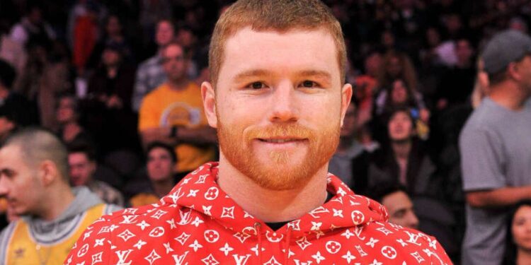 Tunden a Canelo Álvarez por usar mascarilla de oro que vale 18 mil pesos