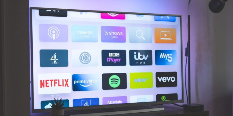 Un estudio determinó que las mujeres consumen más contenidos por streaming que los hombres: los detalles