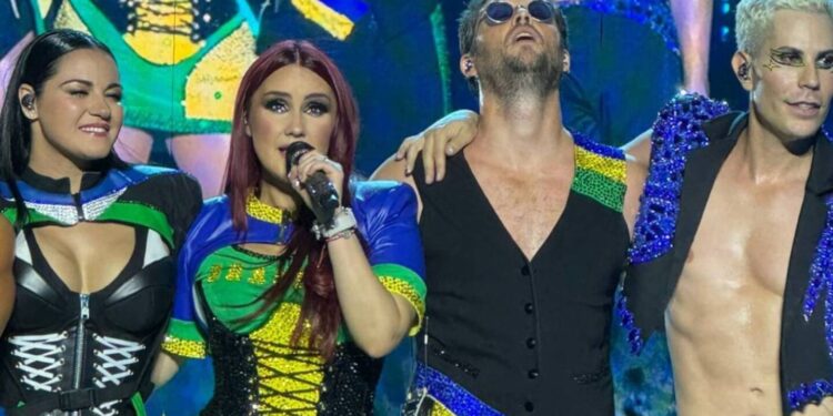 Christian Chávez se viste como Anahí para cantar en concierto de RBD en Brasil