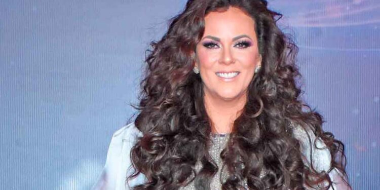 Edith Márquez recibe anillo de compromiso en pleno concierto: VIDEO